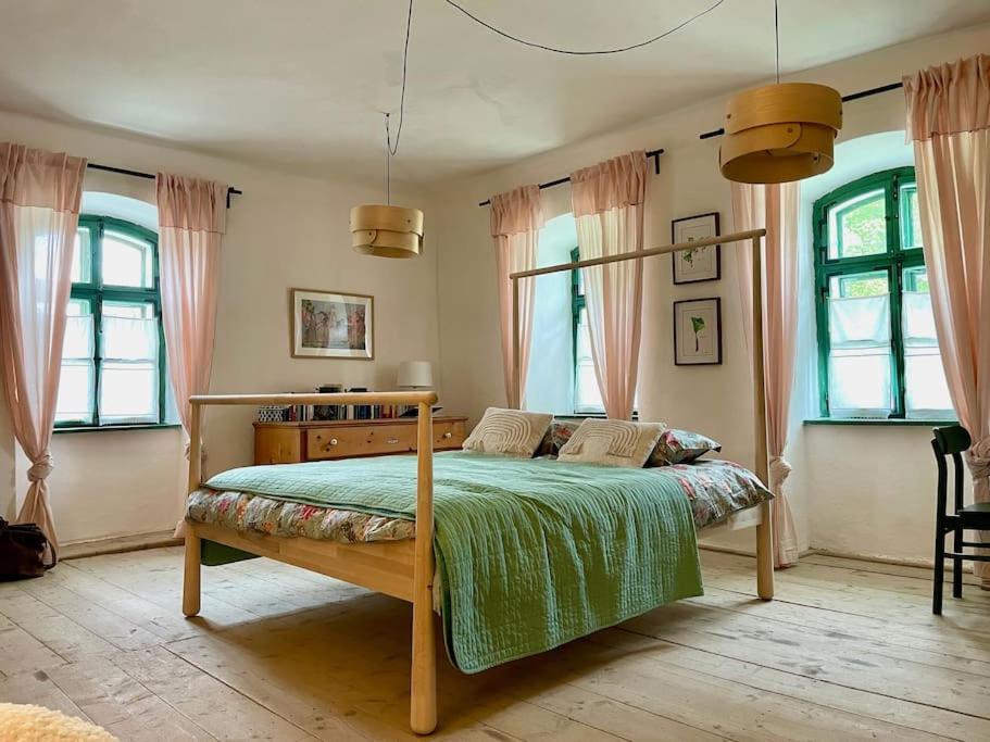 House By The Church - Entire House Crit Extérieur photo