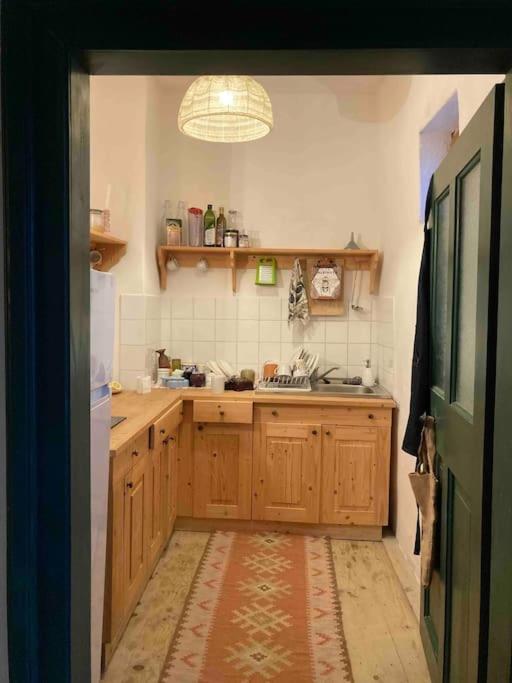 House By The Church - Entire House Crit Extérieur photo