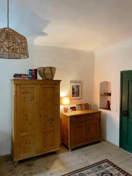 House By The Church - Entire House Crit Extérieur photo