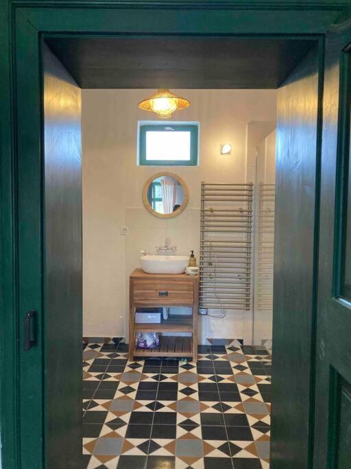 House By The Church - Entire House Crit Extérieur photo