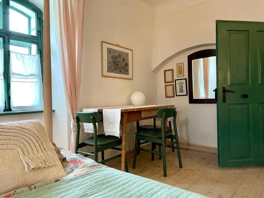 House By The Church - Entire House Crit Extérieur photo