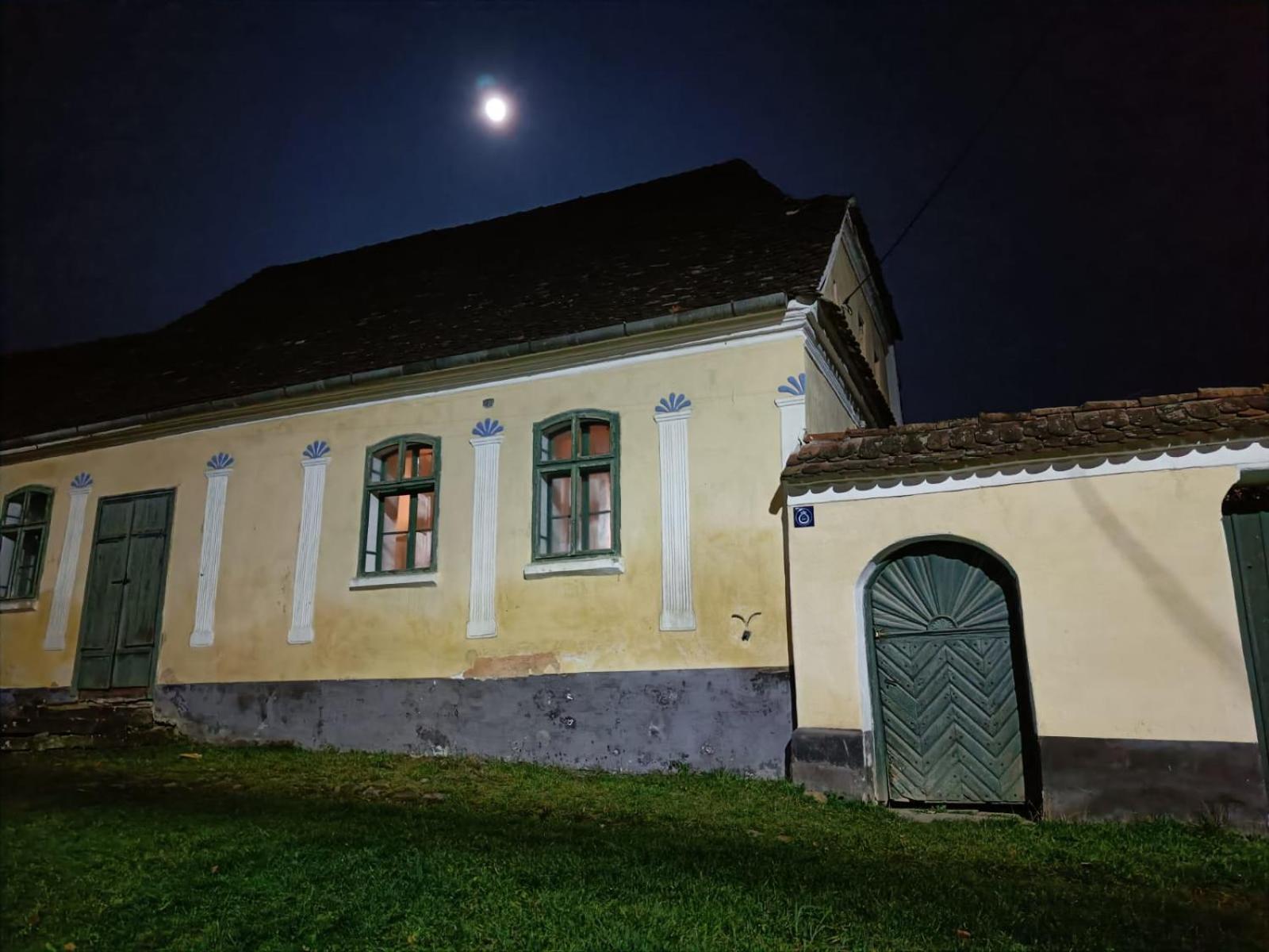 House By The Church - Entire House Crit Extérieur photo
